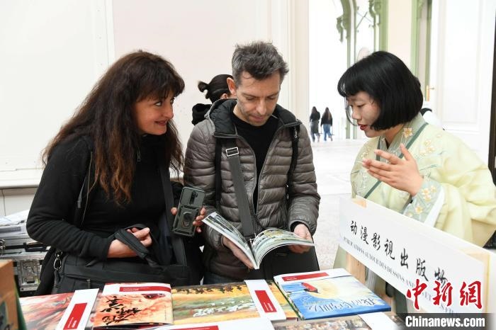 當?shù)貢r間4月11日，2025年巴黎圖書節(jié)在巴黎大皇宮揭幕。中國出版代表團攜千余種中國精品圖書亮相展會。 中新社記者 李洋 攝