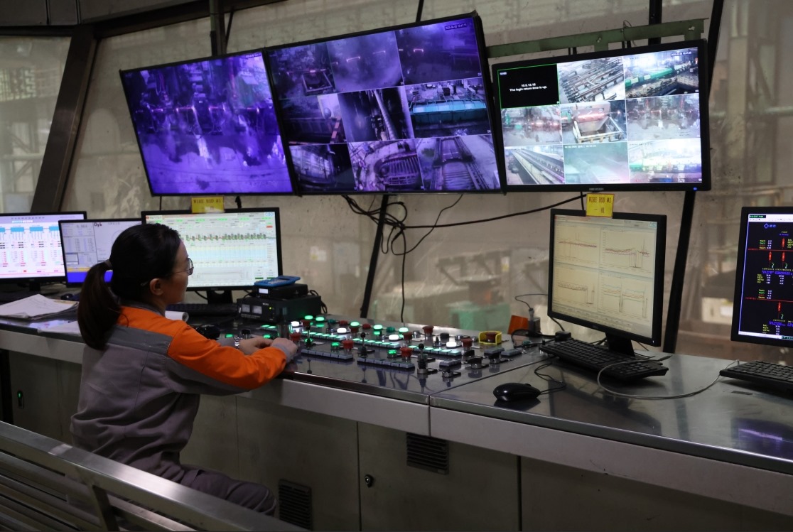 工作人員在馬中關丹產(chǎn)業(yè)園內的聯(lián)合鋼鐵生產(chǎn)車間內工作。（人民日報記者楊一 攝）