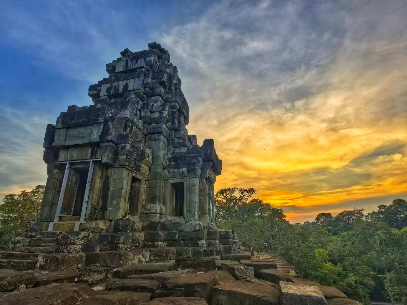 由中國(guó)專家修復(fù)的茶膠寺最高處的砂巖塔。(人民日?qǐng)?bào)記者強(qiáng)薇 攝)