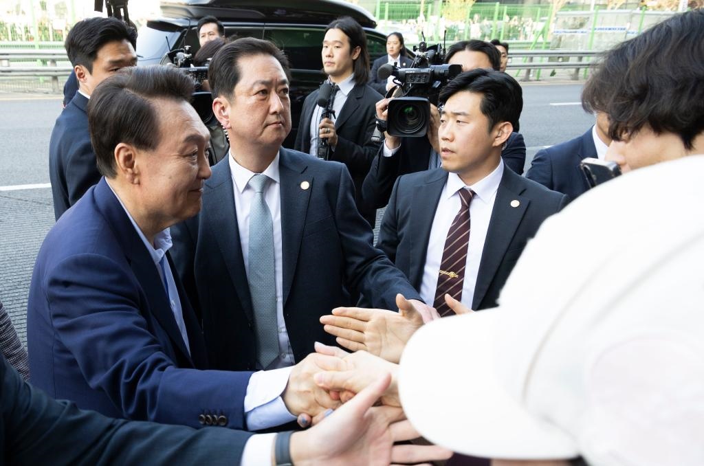 4月11日，韓國前總統(tǒng)尹錫悅（左一）在離開首爾漢南洞官邸時與支持者握手。新華社發(fā)（全休相攝）