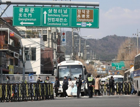  4月3日，在韓國首爾，警察在韓國憲法法院附近進行交通管制。新華社記者姚琪琳攝