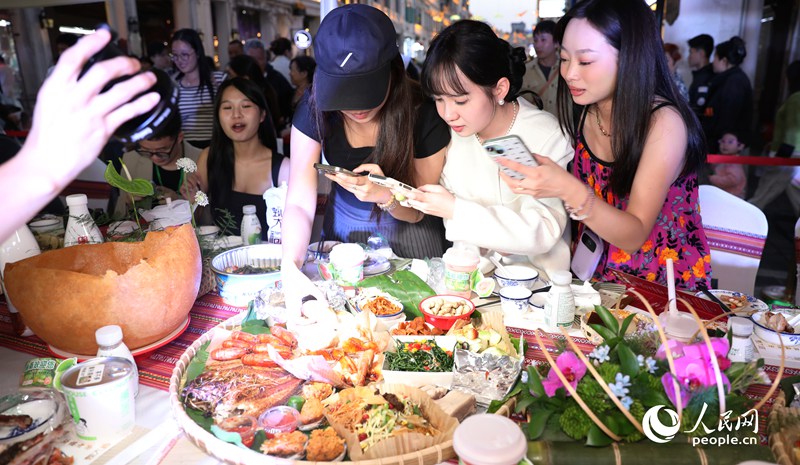 游客拍照打卡體驗長桌宴。人民網(wǎng)記者 符武平攝