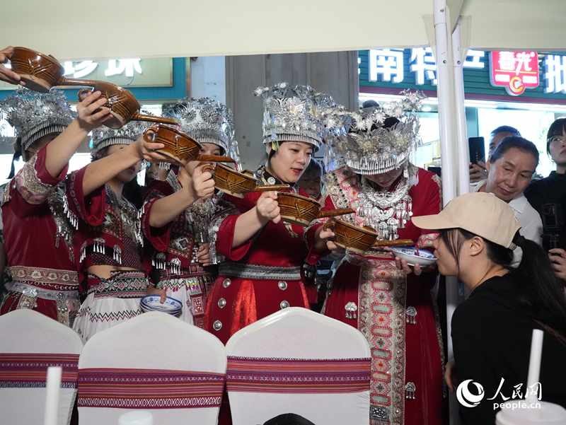 游客體驗互動演出《高山流水》。人民網(wǎng)記者 張力洋攝