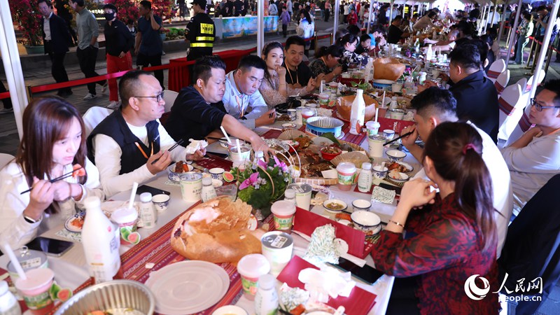 消博會嘉賓沉浸享用長桌宴。人民網(wǎng)記者 符武平攝