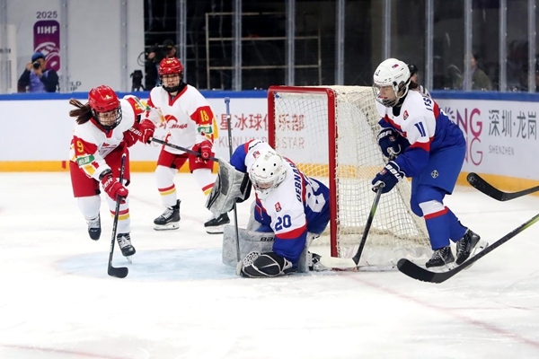 中國隊球員孔明會(左一)射門。圖片來源：中國冰球協(xié)會