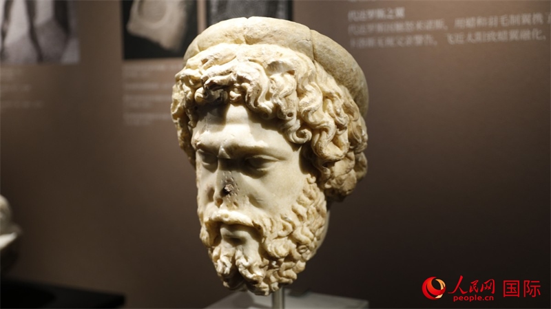 阿斯克勒庇俄斯大理石頭像。4月14日，來自希臘伊拉克利翁考古博物館的文物在故宮博物院展出。（人民網(wǎng) 張澤宇攝）