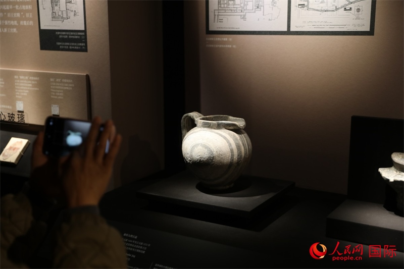 參觀者在拍攝。4月14日，來自希臘伊拉克利翁考古博物館的文物在故宮博物院展出。（人民網(wǎng) 張澤宇攝）