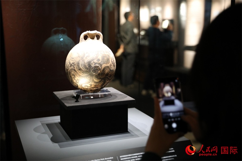 參觀者在拍攝。4月14日，來自希臘伊拉克利翁考古博物館的文物在故宮博物院展出。（人民網(wǎng) 張澤宇攝）