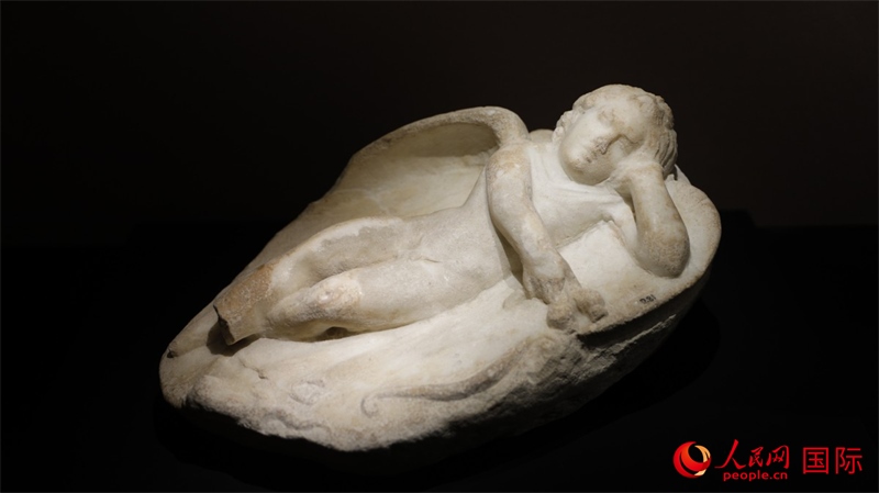 沉睡的厄洛斯大理石浮雕。4月14日，來自希臘伊拉克利翁考古博物館的文物在故宮博物院展出。（人民網(wǎng) 張澤宇攝）
