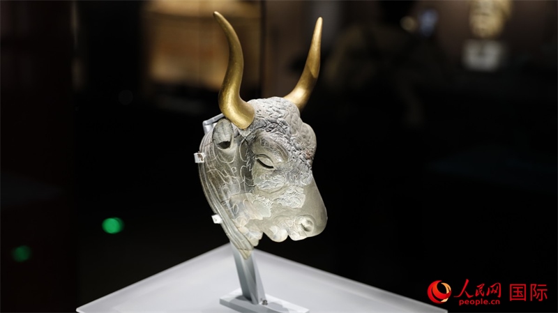 公牛頭型綠泥石來通杯。4月14日，來自希臘伊拉克利翁考古博物館的文物在故宮博物院展出。（人民網(wǎng) 張澤宇攝）