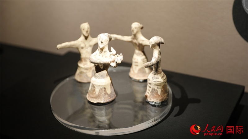 舞蹈者與音樂家雕塑群像。4月14日，來自希臘伊拉克利翁考古博物館的文物在故宮博物院展出。（人民網(wǎng) 張澤宇攝）