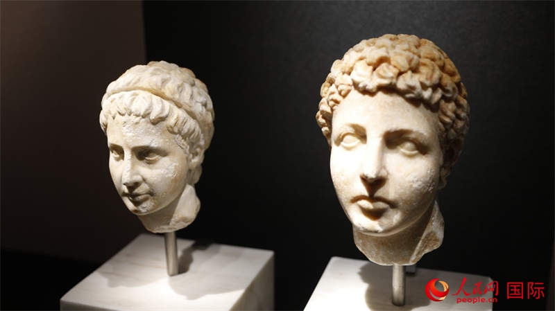 兄弟大理石頭像。4月14日，來自希臘伊拉克利翁考古博物館的文物在故宮博物院展出。（人民網(wǎng) 張澤宇攝）