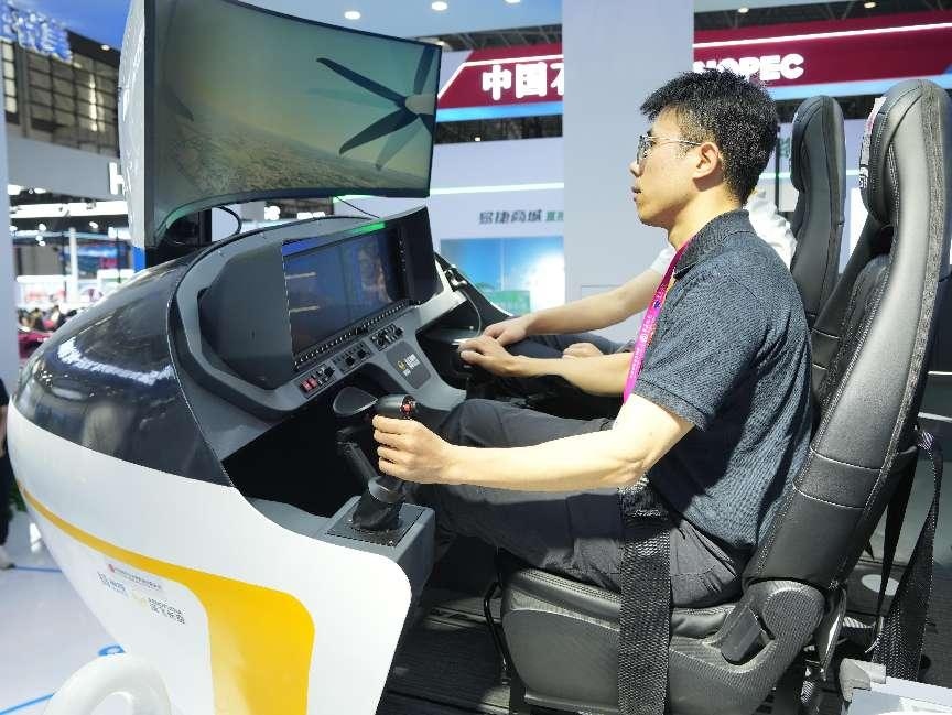 記者體驗低空經(jīng)濟的應用消費場景。人民網(wǎng)記者 張力洋攝