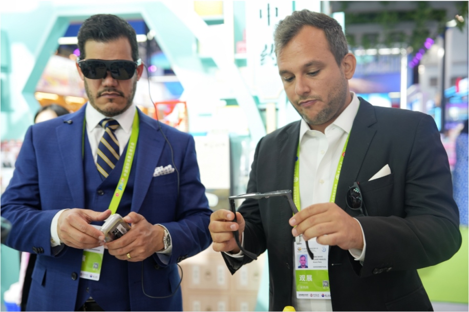 觀展嘉賓體驗科技消費新產(chǎn)品。中國國際消費品博覽會組委會網(wǎng)上新聞中心供圖
