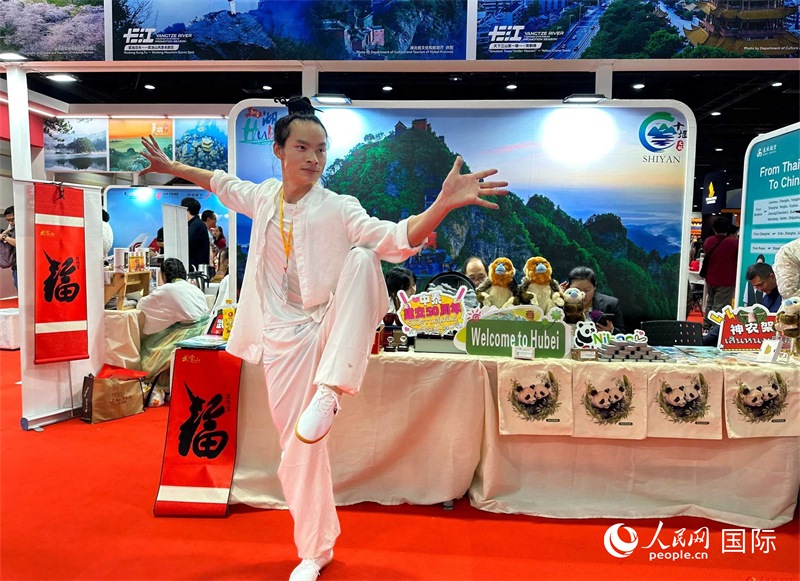 中國(guó)武當(dāng)功夫走進(jìn)東南亞，以精湛的武藝和飄逸的身姿詮釋中國(guó)武術(shù)的精髓。人民網(wǎng)記者 簡(jiǎn)承淵攝