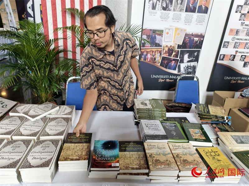 2025文明對話國際會議相關專家書籍售賣處 人民網(wǎng)褚君攝