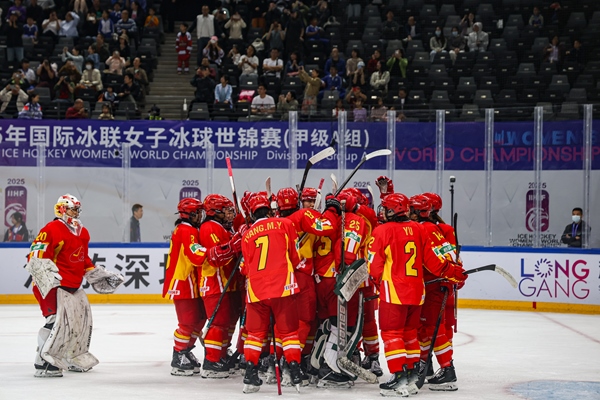 中國隊(duì)球員慶祝勝利。圖片來源：中國冰球協(xié)會(huì)