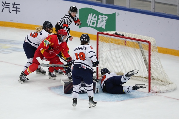 中國隊(duì)球員曲樂(左二)破門得分。圖片來源：中國冰球協(xié)會(huì) 此役中國隊(duì)首發(fā)陣容是詹佳慧、于柏巍、孔明會(huì)、趙啟男、曲樂、方新。比賽進(jìn)行至2分43秒，荷蘭隊(duì)率先取得進(jìn)球，1:0領(lǐng)先。失球后的中國隊(duì)打得更加積極主動(dòng)，多次獲得射門機(jī)會(huì)，但可惜沒有破門得分。 第二節(jié)39分34秒，中國隊(duì)曲樂在王佳欣和孔明會(huì)的助攻下破門，將比分扳平，這也是中國隊(duì)在本屆賽事中取得的首個(gè)進(jìn)球。 末節(jié)43分42秒，荷蘭隊(duì)球員勾人犯規(guī)，被判罰任意球。中國隊(duì)張夢瑩執(zhí)行并打進(jìn)，2:1反超比分。最后階段，荷蘭隊(duì)撤下守門員，場上6人進(jìn)攻但未能進(jìn)球。最終，中國隊(duì)以2:1逆轉(zhuǎn)戰(zhàn)勝對手，取得本屆世錦賽首場勝利。 在昨日進(jìn)行的另外兩場比賽中，奧地利隊(duì)3:2力克斯洛伐克隊(duì)，法國隊(duì)2:1戰(zhàn)勝丹麥隊(duì)。三輪比賽過后，奧地利隊(duì)三戰(zhàn)全勝領(lǐng)跑積分榜，斯洛伐克隊(duì)和法國隊(duì)2勝1負(fù)分列二、三位，丹麥隊(duì)和中國隊(duì)1勝2負(fù)排在四至五位，荷蘭隊(duì)三戰(zhàn)皆負(fù)積分墊底。