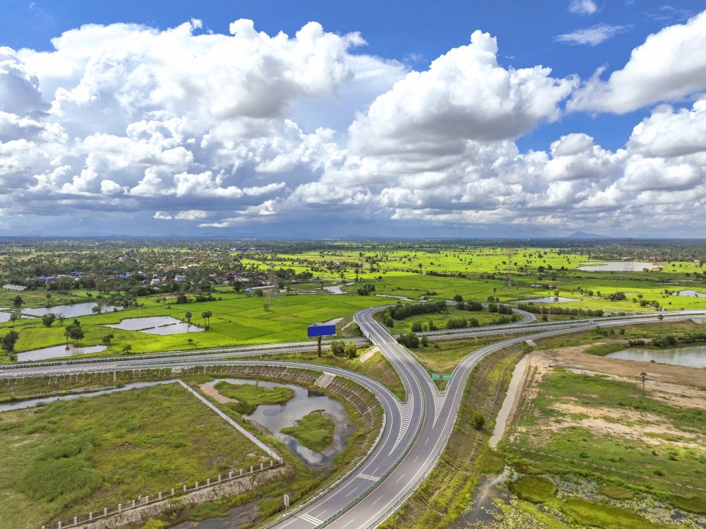 2024年9月25日在柬埔寨磅士卑省拍攝的金港高速公路（無人機照片）。連接柬埔寨首都金邊和最大深水海港西哈努克港的金港高速公路，是中柬共建“一帶一路”標志性項目。