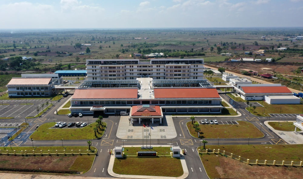 2022年2月17日在柬埔寨特本克蒙省新區(qū)拍攝的中國援柬埔寨特本克蒙省醫(yī)院。