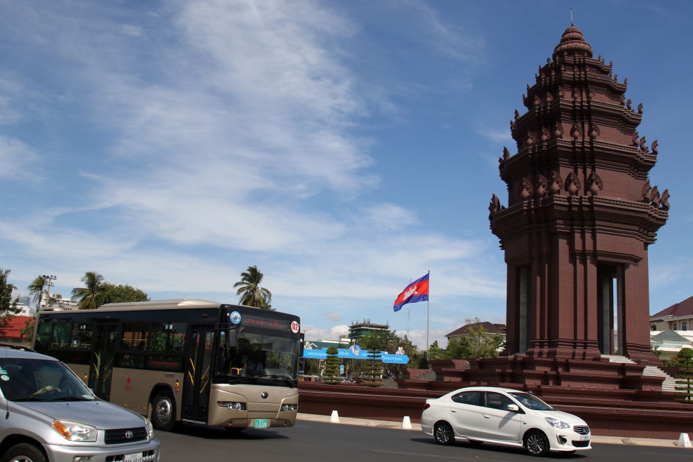 2018年1月5日，在柬埔寨金邊，一輛中國援助的“宇通”公交車經過獨立紀念碑。