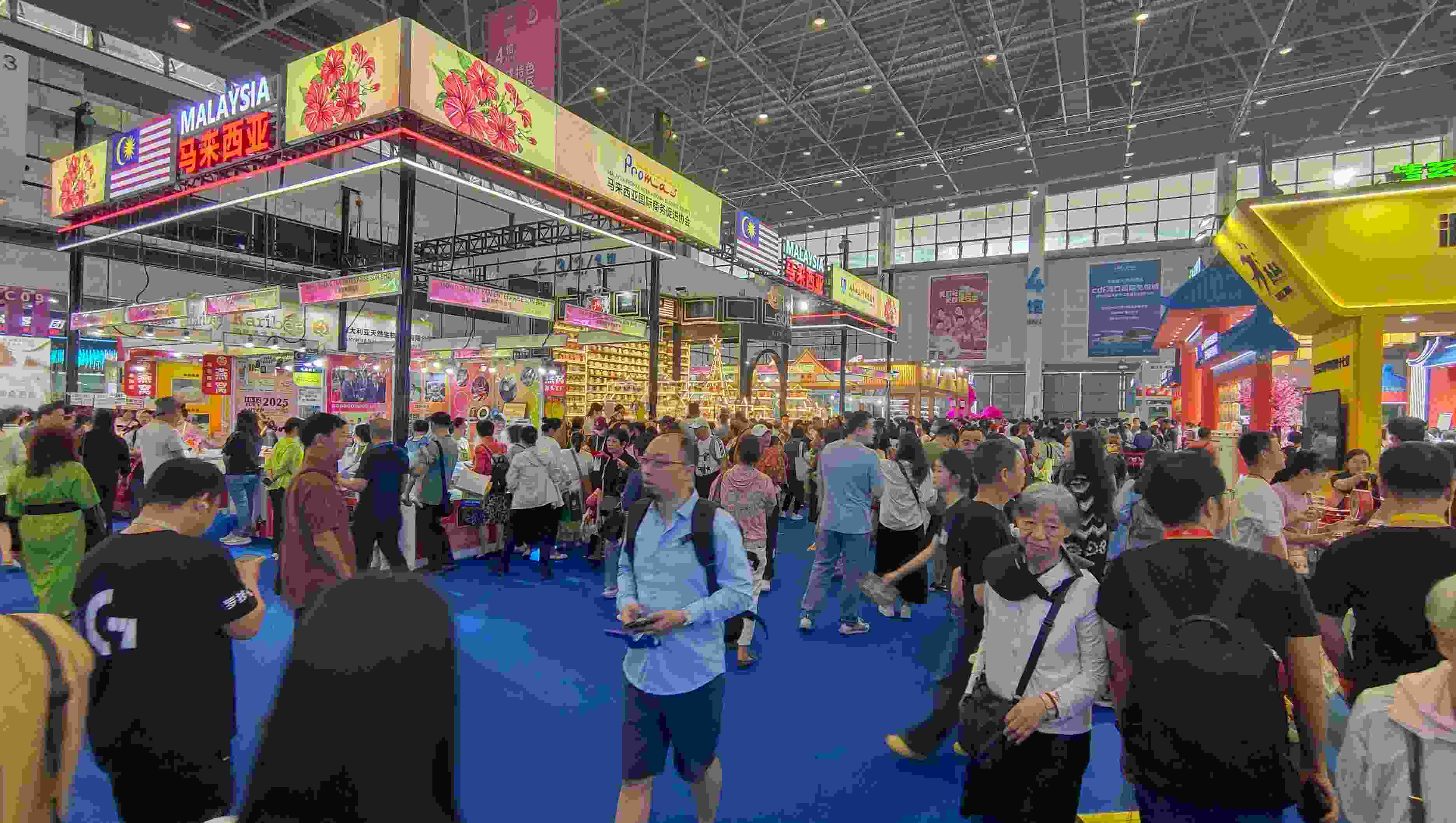 消博會(huì)迎來公眾開放日，眾多市民、客商來到展館參觀、購物。人民網(wǎng)記者 李彤?dāng)z