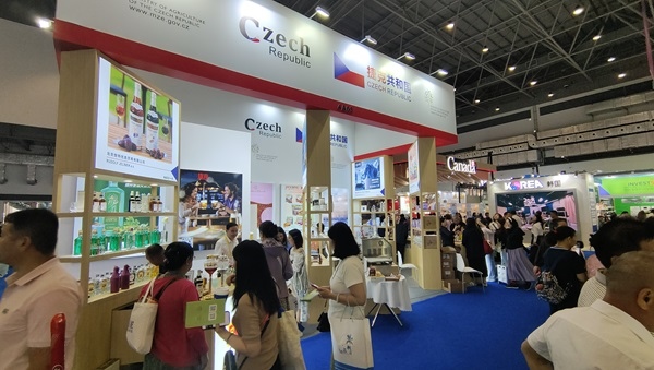 觀展者在各國展臺(tái)采購、咨詢。人民網(wǎng)記者 李彤?dāng)z