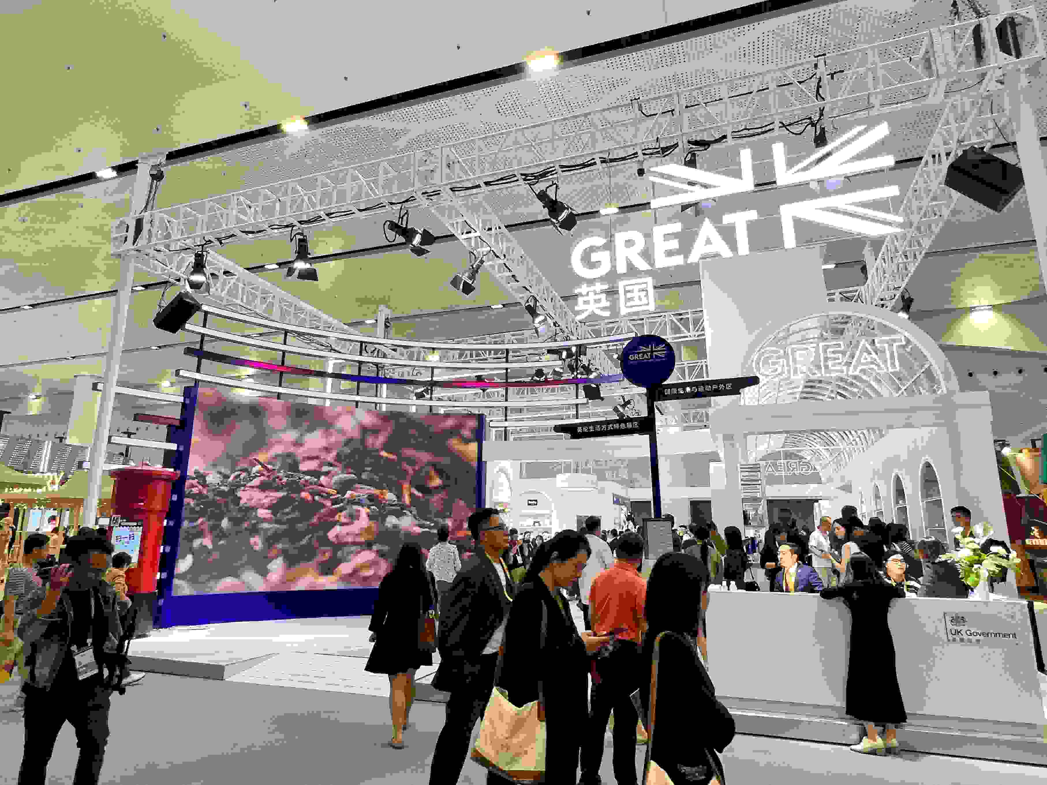 在消博會(huì)上，主賓國英國國家館開館。人民網(wǎng)記者 趙瞳攝