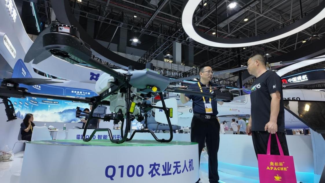 低空經(jīng)濟(jì)展區(qū)展出的農(nóng)業(yè)無人機(jī)裝備。人民網(wǎng) 歐陽易佳攝
