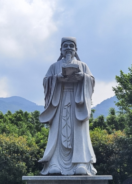 位于南平的朱熹石雕塑像。圖片來源：視覺中國