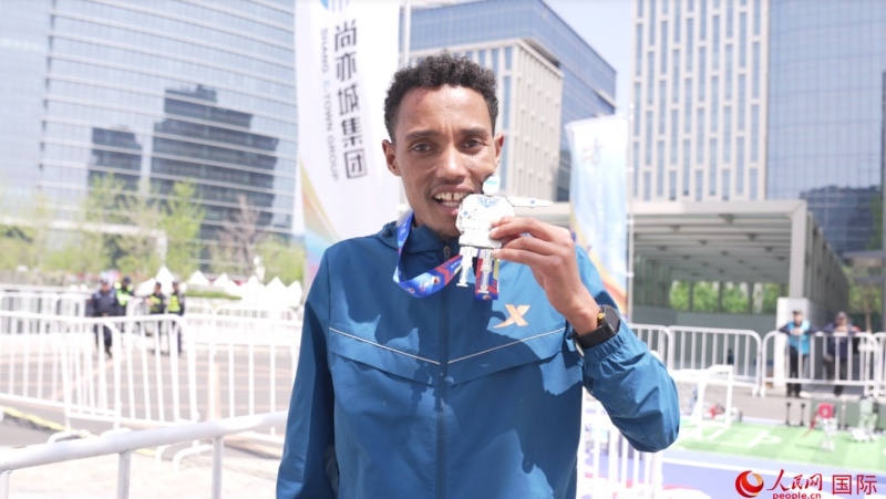 埃塞俄比亞選手圖魯·亞雷德·德梅克獲得本次大賽男子組亞軍。人民網(wǎng)記者 袁蒙攝