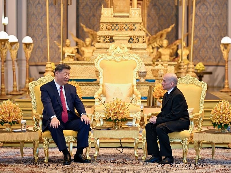4月17日，柬埔寨國(guó)王西哈莫尼同習(xí)近平主席在金邊王宮舉行會(huì)見(jiàn)。
