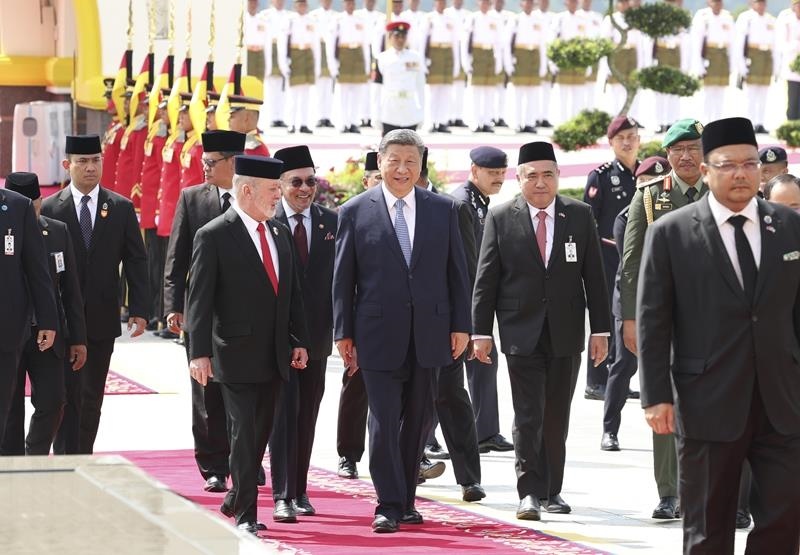 4月16日，馬來(lái)西亞最高元首易卜拉欣在馬來(lái)西亞國(guó)家王宮廣場(chǎng)為習(xí)近平主席舉行隆重歡迎儀式。