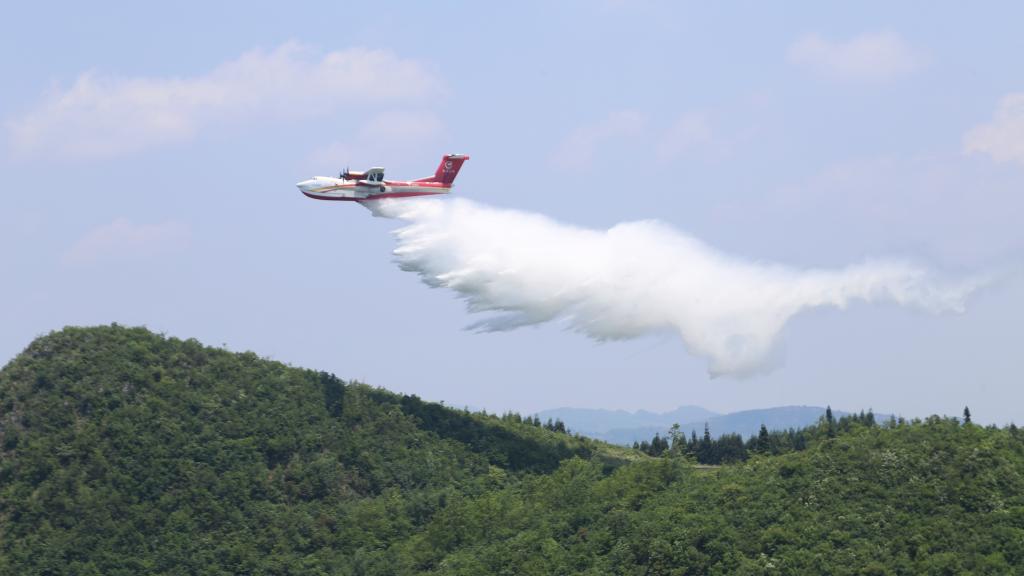 AG600飛機(jī)在四川西昌開(kāi)展典型滅火場(chǎng)景驗(yàn)證試飛科目（2023年6月攝）。新華社發(fā)（中國(guó)航空工業(yè)集團(tuán)供圖）