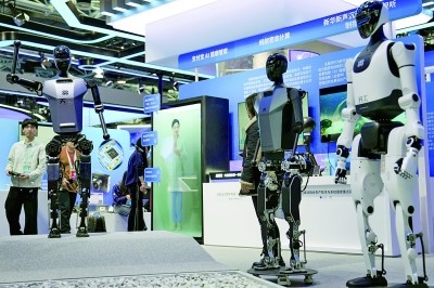 3月27日，在中關(guān)村展示中心常設(shè)展上，人形機器人“天工”向參觀者招手示意。新華社記者 鞠煥宗攝
