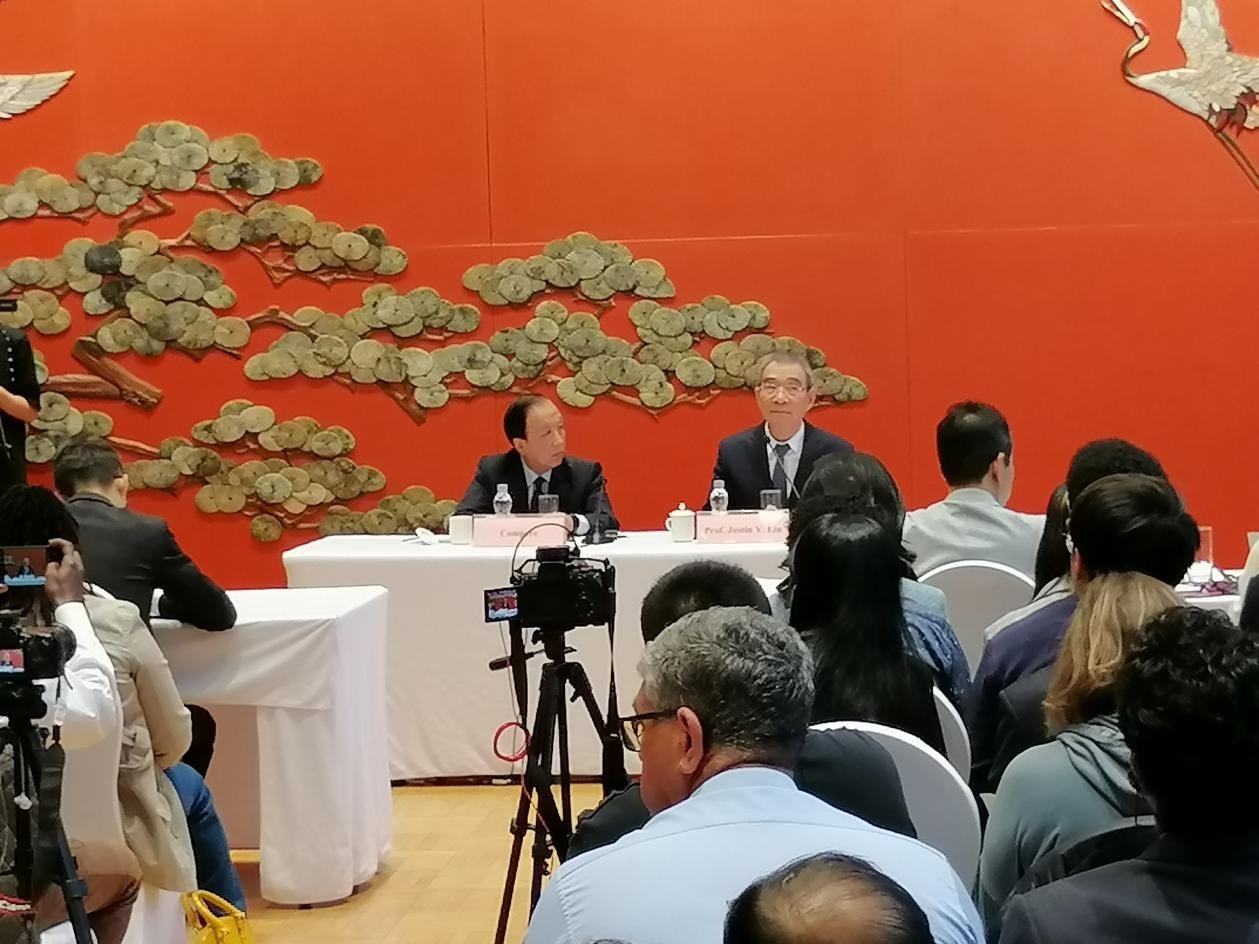 圖為21日舉行的“臨甲7號沙龍”，林毅夫（右一）在回答中外媒體記者的提問。 人民網(wǎng)記者 李瀟攝