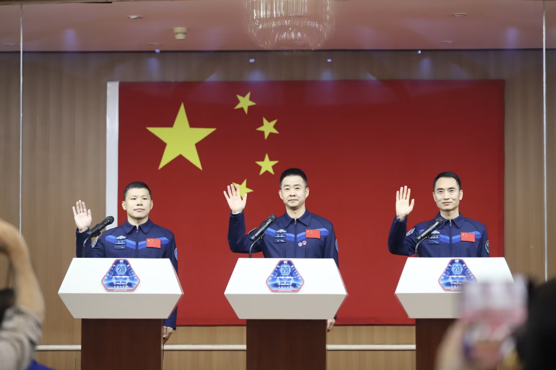 4月23日，神舟二十號航天員乘組在酒泉衛(wèi)星發(fā)射中心問天閣與中外媒體記者集體見面。人民網(wǎng)記者 黃帆攝