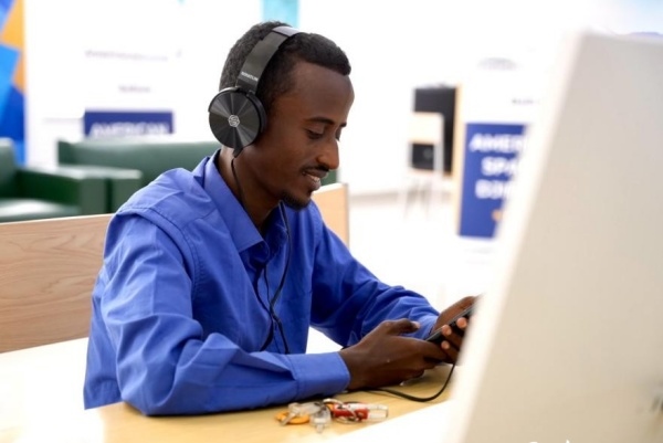 在明亮現(xiàn)代的信息技術閱覽室，當?shù)刈x者正在沉浸式學習，塔里克·易卜拉欣攝