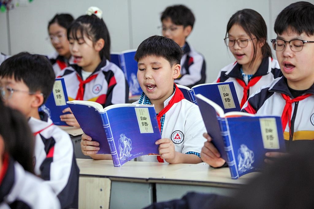 △2025年4月21日，河南焦作，學生們在誦讀《論語》。