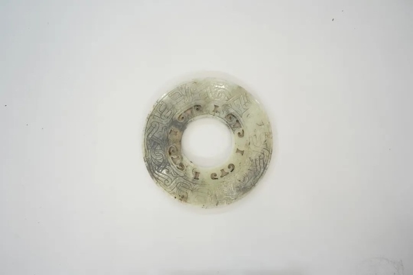 武王墩一號(hào)墓出土的鏤孔玉璧。全國(guó)十大考古新發(fā)現(xiàn)活動(dòng)辦公室供圖