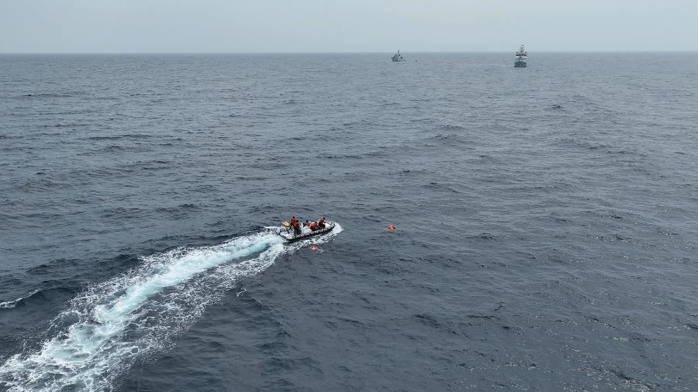 4月23日，中越海警開展海上聯(lián)合搜救演練，模擬營救落水人員。（中國海警供圖）