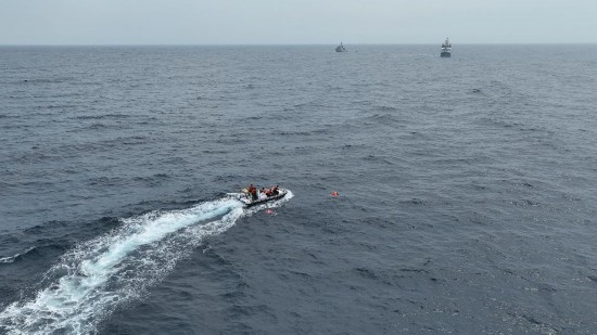 4月23日，中越海警開展海上聯(lián)合搜救演練，模擬營救落水人員。（中國海警供圖）