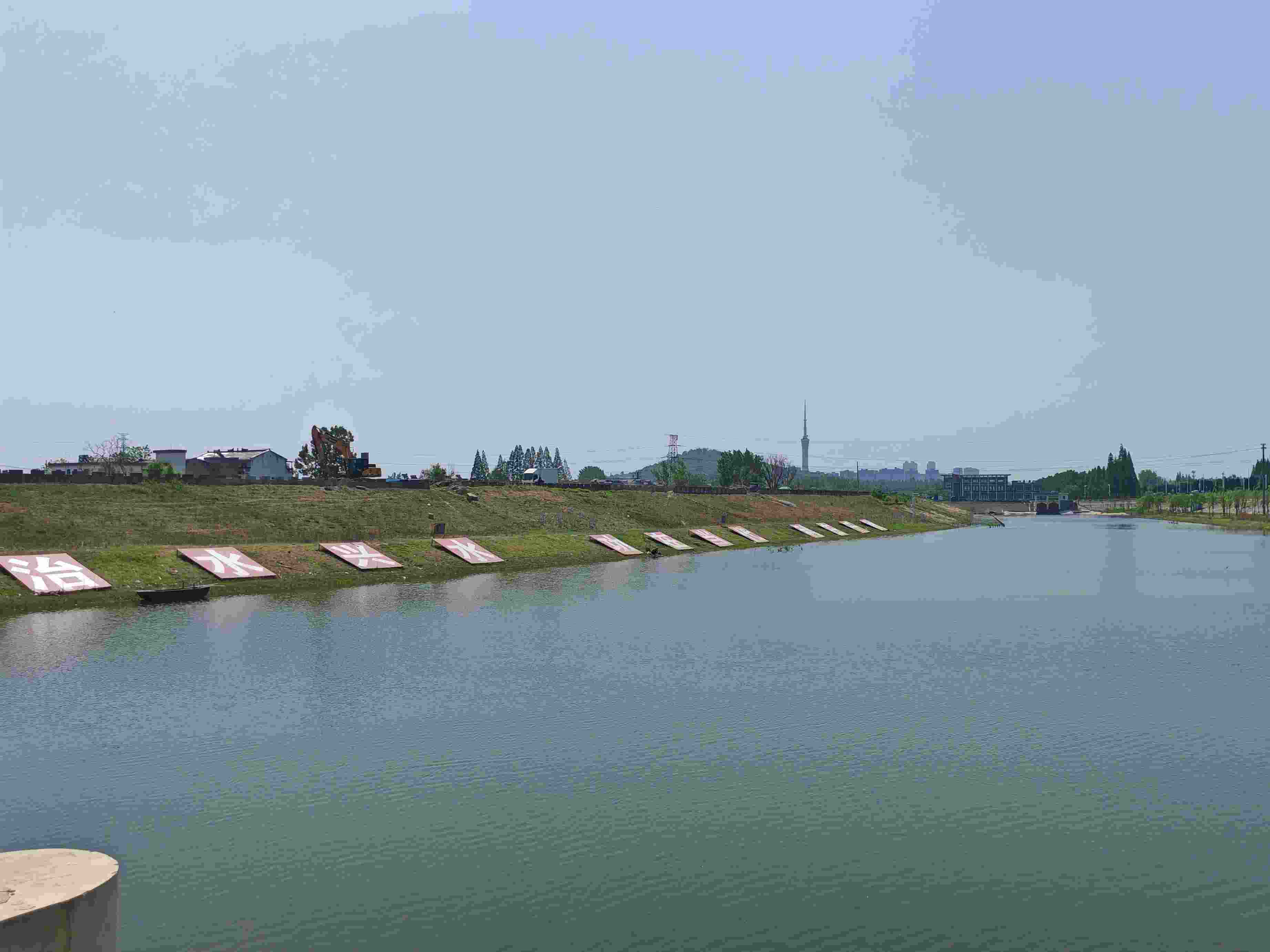 在龍子湖樞紐上眺望靚麗的淮河美景。人民網(wǎng)記者 王子鋒攝