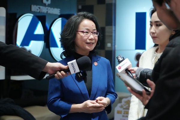 沈敏娟大使接受中蒙主流媒體采訪。中國駐蒙古國使館供圖