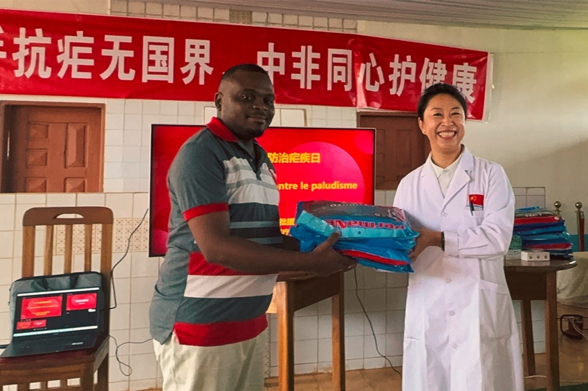 【3】贈(zèng)送抗瘧物資。中國（山西）第24批援喀麥隆姆巴爾馬尤醫(yī)療隊(duì) 供圖