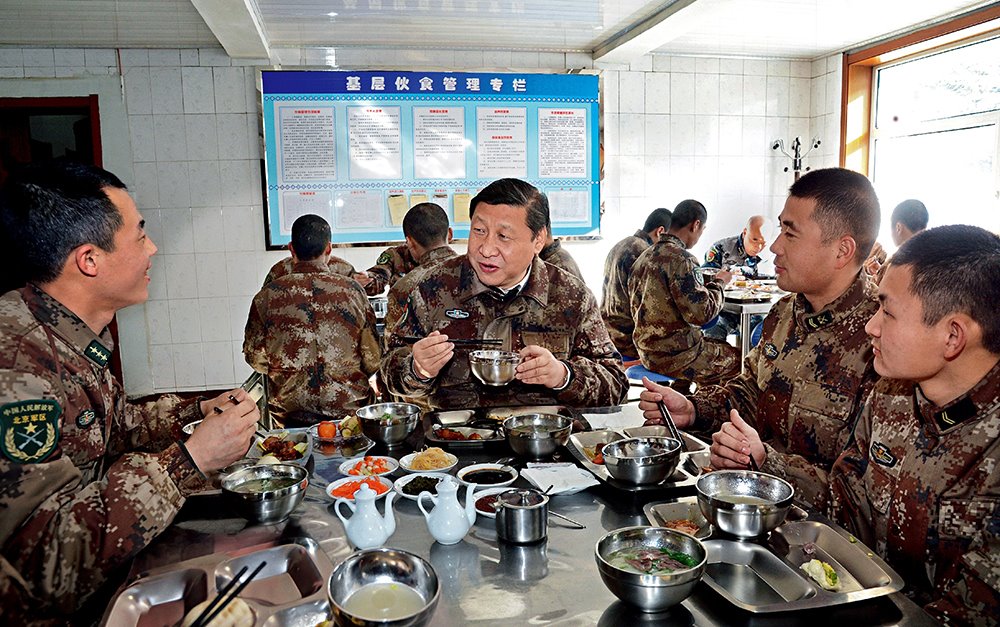 2014年1月26日，習近平主席專程來到內蒙古軍區(qū)邊防某部，親切看望慰問戍邊官兵。這是在連隊食堂，習近平主席同戰(zhàn)士們一起用餐。