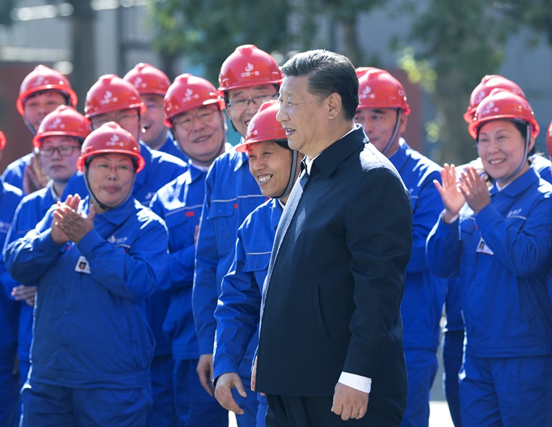 2018年9月26日，在中國一重集團(tuán)，習(xí)近平總書記走到工人中間，同大家親切交流。