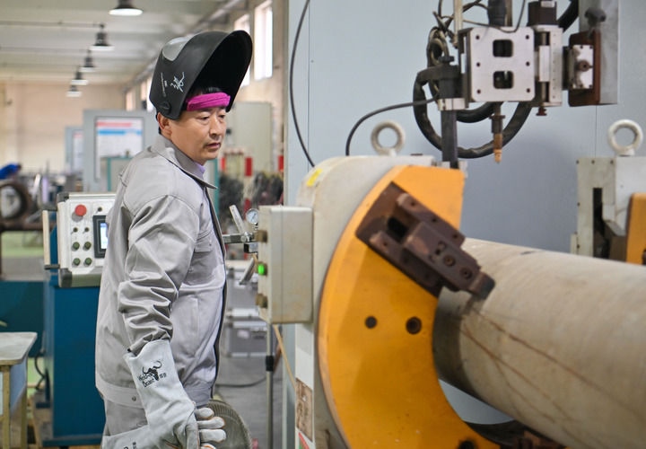 在中石化第四建設(shè)有限公司工匠學(xué)院，全國人大代表、中石化第四建設(shè)有限公司工匠學(xué)院焊接教練張振連操作自動(dòng)焊機(jī)（2025年2月21日攝）。新華社記者 孫凡越 攝