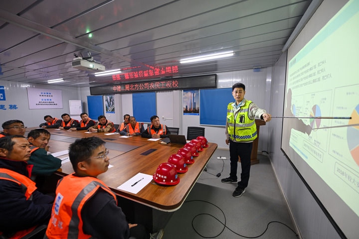 2024年11月13日，在中建二局北方公司天津項(xiàng)目部，工程技術(shù)人員為勞動(dòng)者開展技能培訓(xùn)。新華社記者 孫凡越 攝