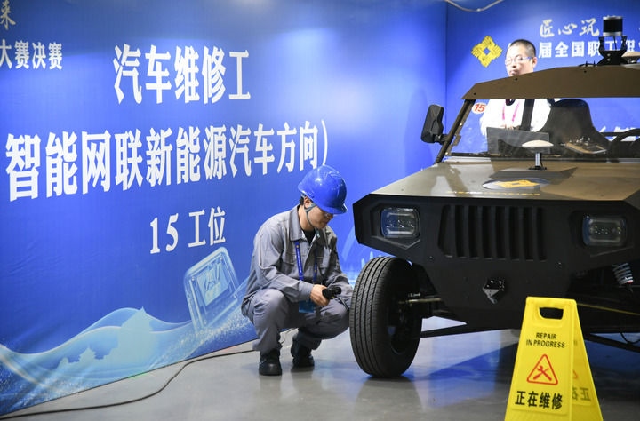 2024年9月11日，由全國總工會(huì)、人力資源和社會(huì)保障部等單位主辦的第八屆全國職工職業(yè)技能大賽決賽在陜西開幕。這是選手在位于西安國際會(huì)展中心的比賽場地參加汽車維修工（智能網(wǎng)聯(lián)新能源汽車方向）工種比賽。新華社記者 張博文 攝